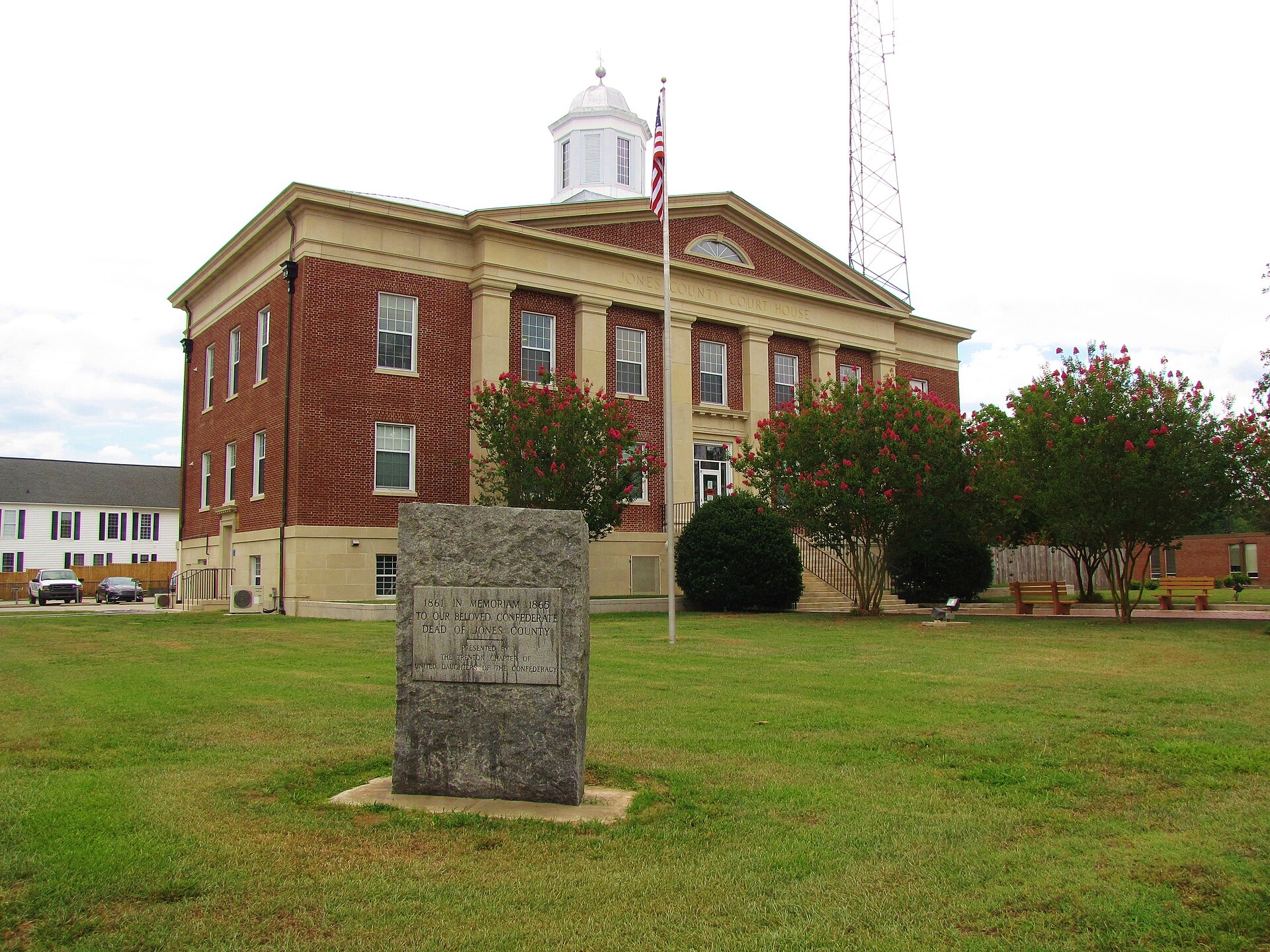 Courthouse — Jones County